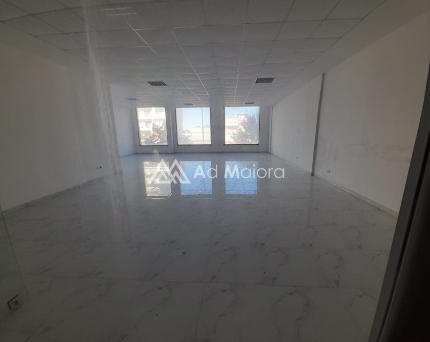 JEPET AMBJENT BIZNESI NE PLAZH NE RRUGE KRYESORE