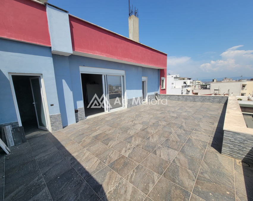 SHITET PAPAFINGO NE DURRES