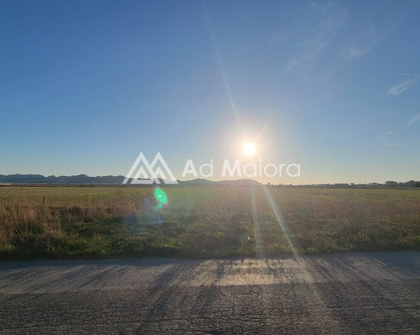 SHITET TOKE NE ZONE INDUSTIALE PRANE PORTO ROMANOS